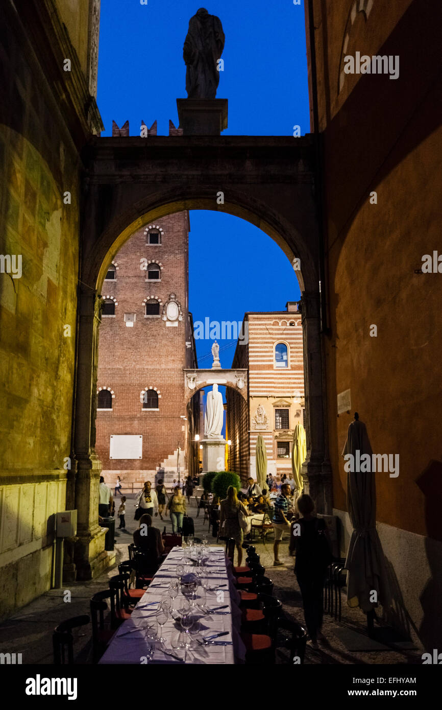Pavimento restaurante en la noche, la Piazza dei Signori, Verona, Véneto, Italia Foto de stock