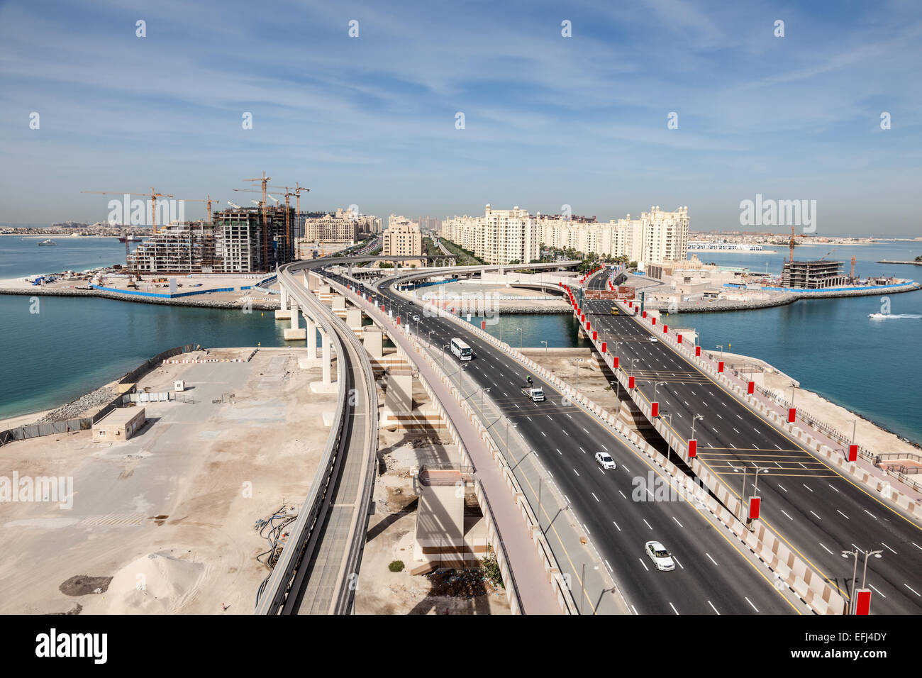 Palm Jumeirah monorail, autopistas y puentes que conectan los dispositivos Palm con China continental. Dubai, Emiratos Árabes Unidos. Foto de stock