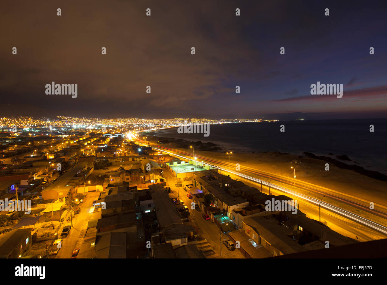 Vista de Antofagasta por la noche. El norte de Chile. Foto de stock