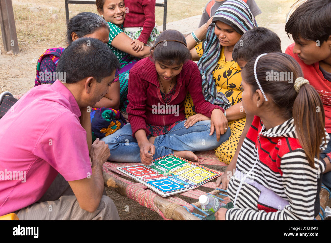 La India, Uttar Pradesh, Agra, familia jugando juegos de tablero Foto de stock