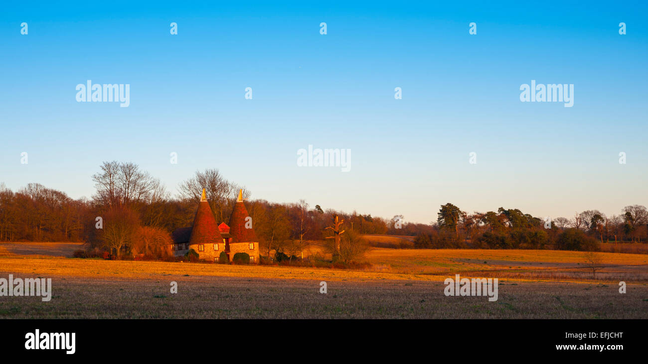 En Ightam Oast house en el Weald de Kent. Foto de stock