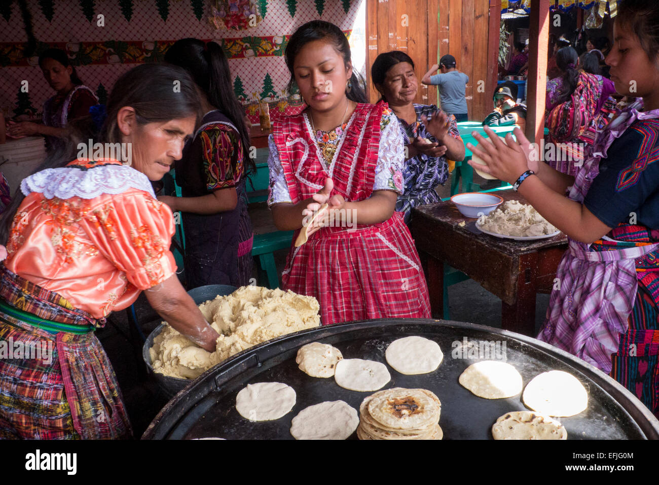 Las mujeres hacen tortillas en Chichicastenango, Guatemala Fotografía