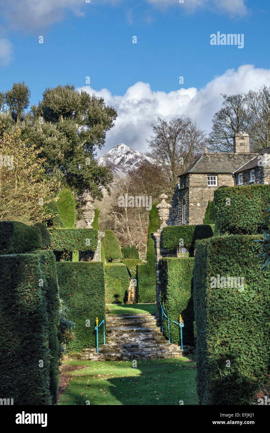 Plas Brondanw, Gales. Clough Williams-Ellis diseñado Italianate jardines formales, alineándolos con el nevado de Cnicht Foto de stock