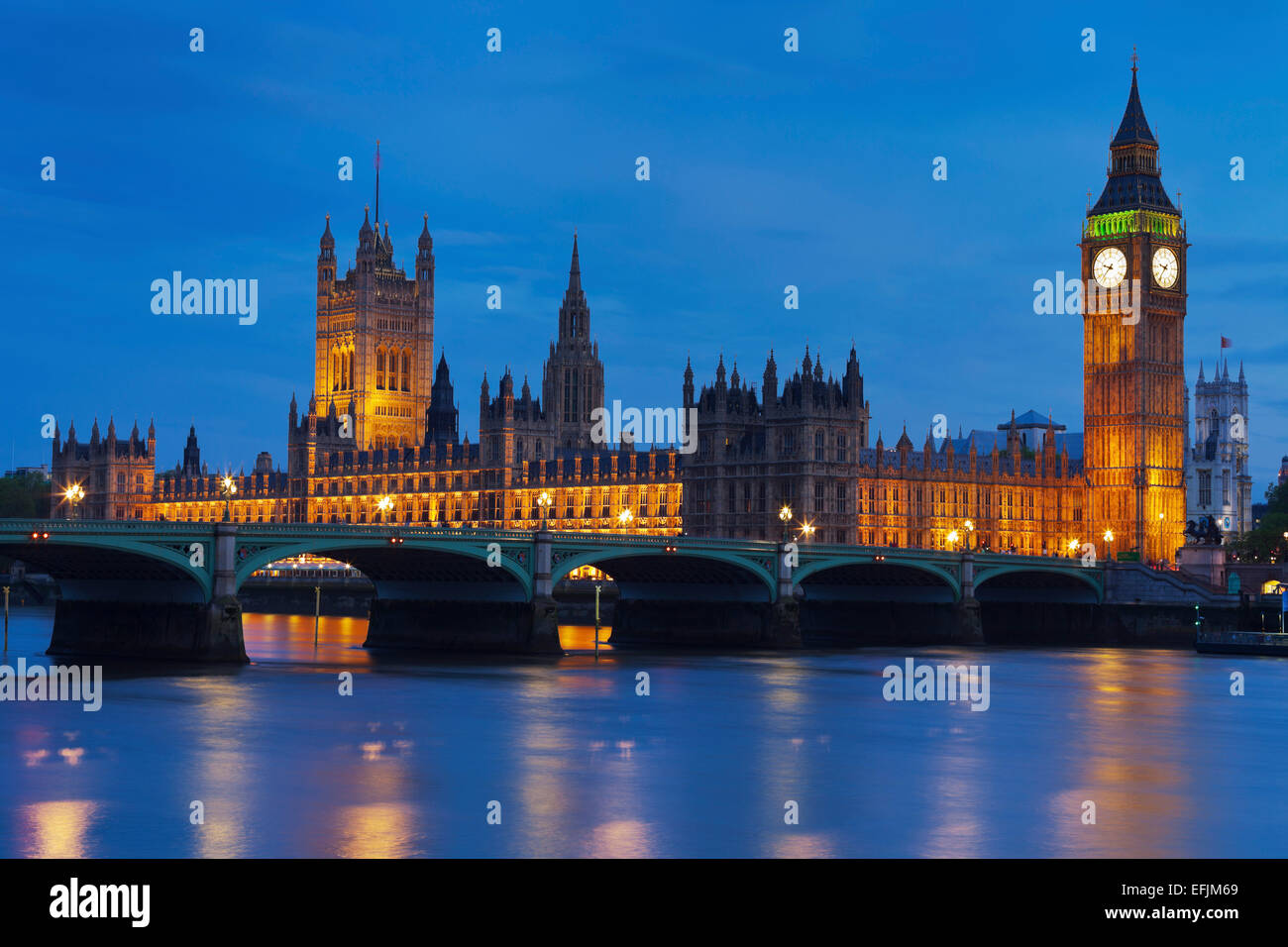 El Palacio de Westminster y mendigar Ben visto en el Westminster Bridge am Abend, el Río Támesis, Londres, Inglaterra Foto de stock