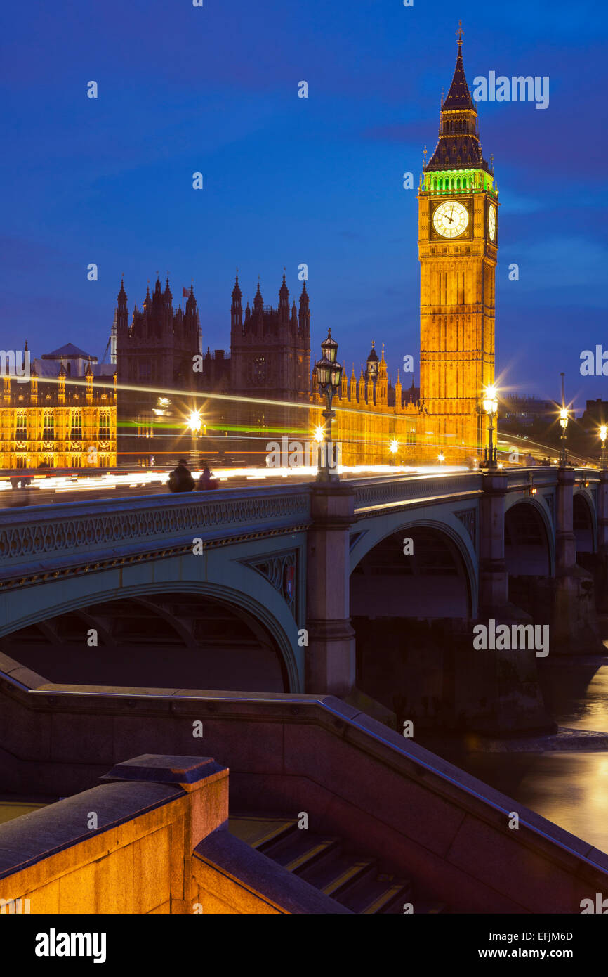 El Palacio de Westminster y mendigar Ben visto por el puente de Westminster, Río Támesis, Londres, Inglaterra Foto de stock