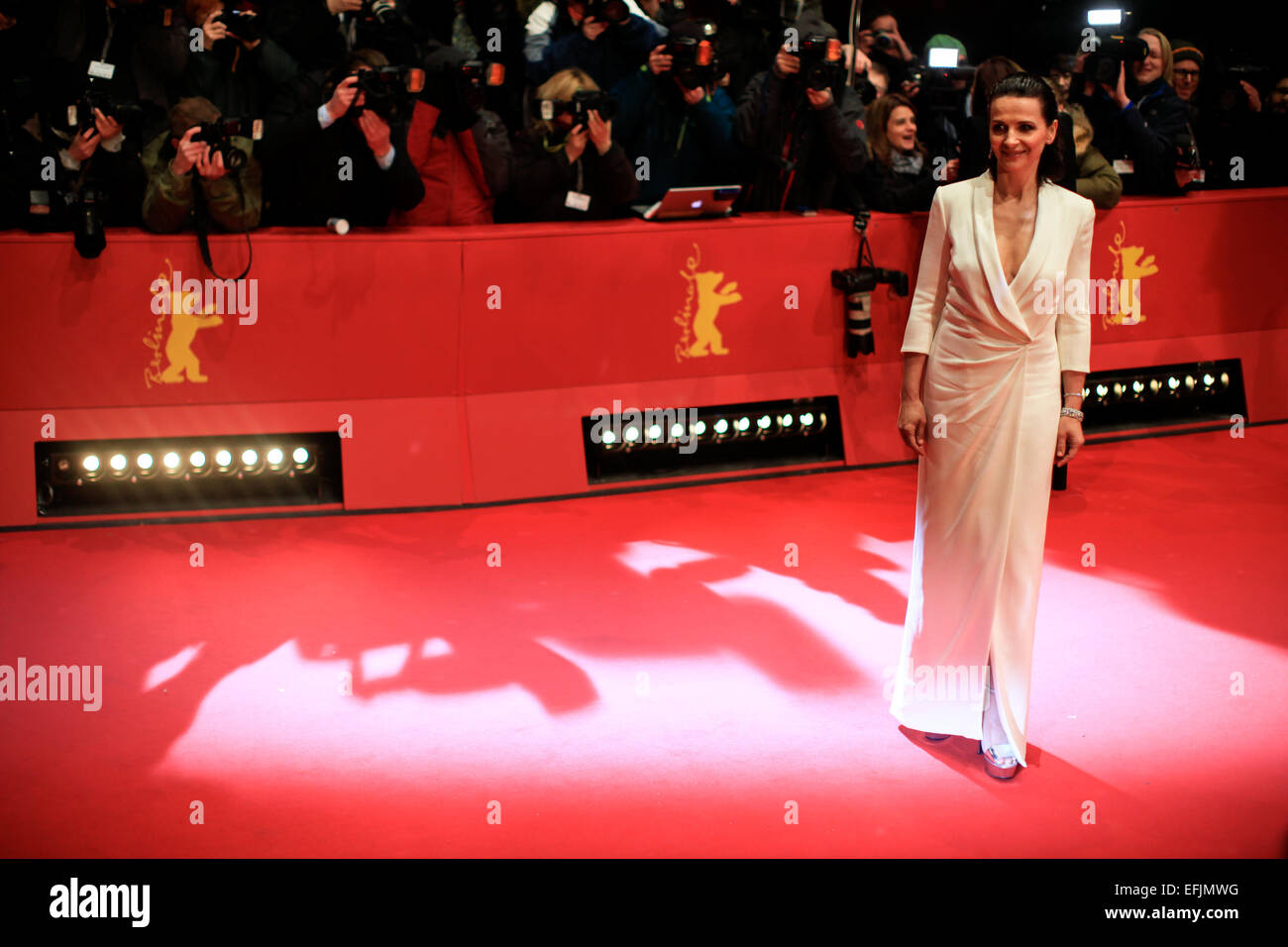 Berlín, Alemania. 5 Feb, 2015. La actriz Juliette Binoche posa para las fotos en la alfombra roja antes de la ceremonia de apertura de la 65ª Berlinale Festival Internacional de Cine de Berlín, Alemania, el 5 de febrero de 2015. Crédito: Zhang Xinhua/ventilador/Alamy Live News Foto de stock