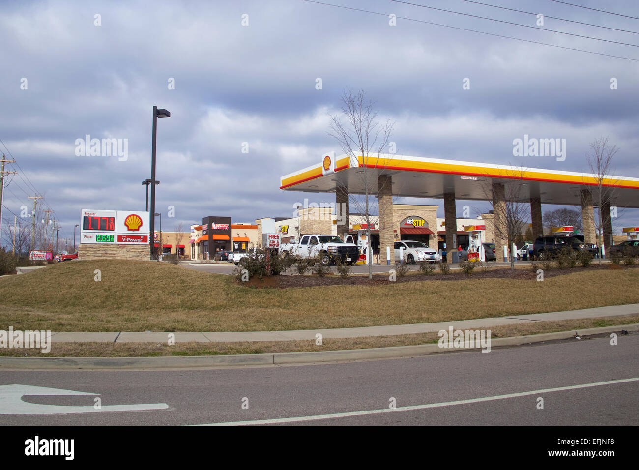 La gasolinera de Shell en los EE.UU. con los clientes el bombeo de gas. Foto de stock