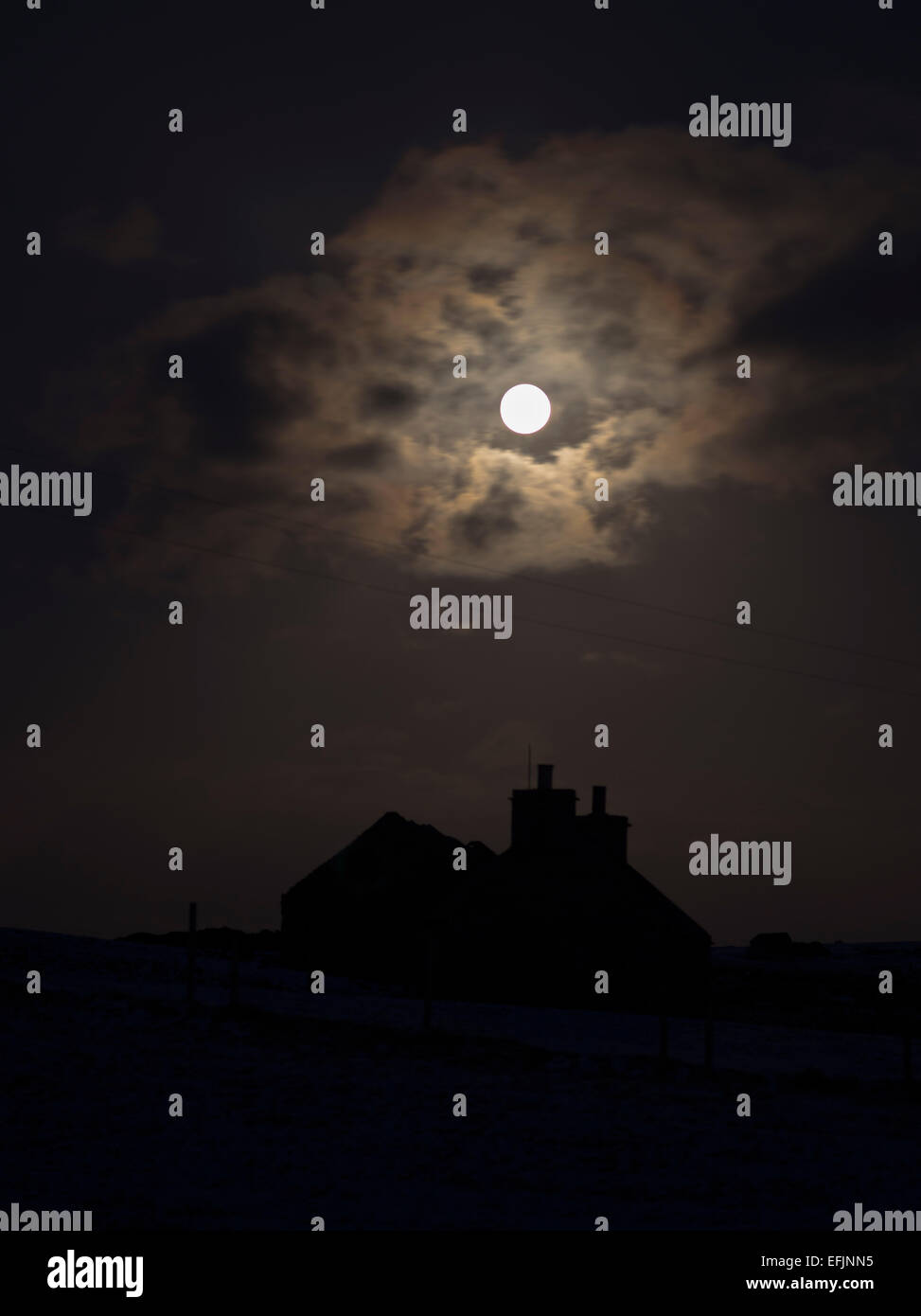 dh COTTAGE UK Luna completa por encima de la silueta de Orkney cottage luna cielo luz luna reino unido escocia casa noche Foto de stock