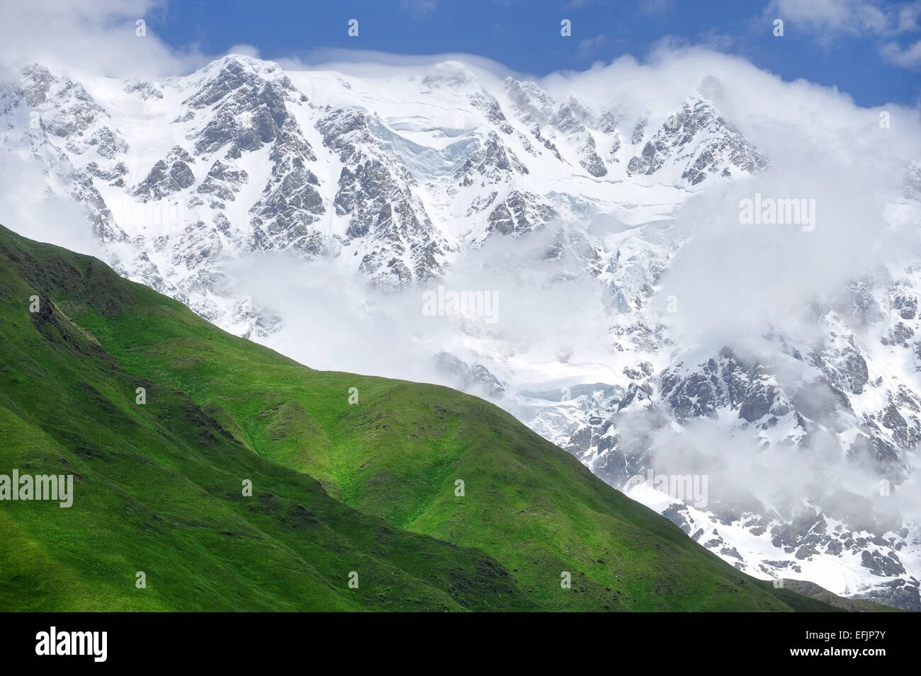 Paisaje de verano con el Cáucaso visto desde Ushguli Shkhara Mountain Village, en la parte superior de la región de Svaneti, Georgia Foto de stock