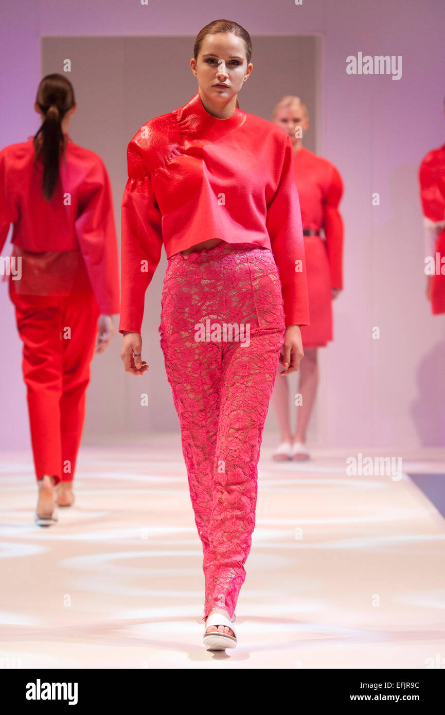 Modelos en la pasarela de moda durante un Bora Aksu Fashion show Foto de stock