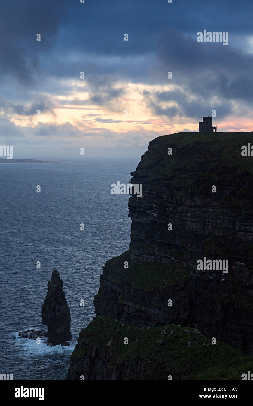 Torre en el borde de los Acantilados de Moher, Clare, costa oeste de Irlanda Foto de stock