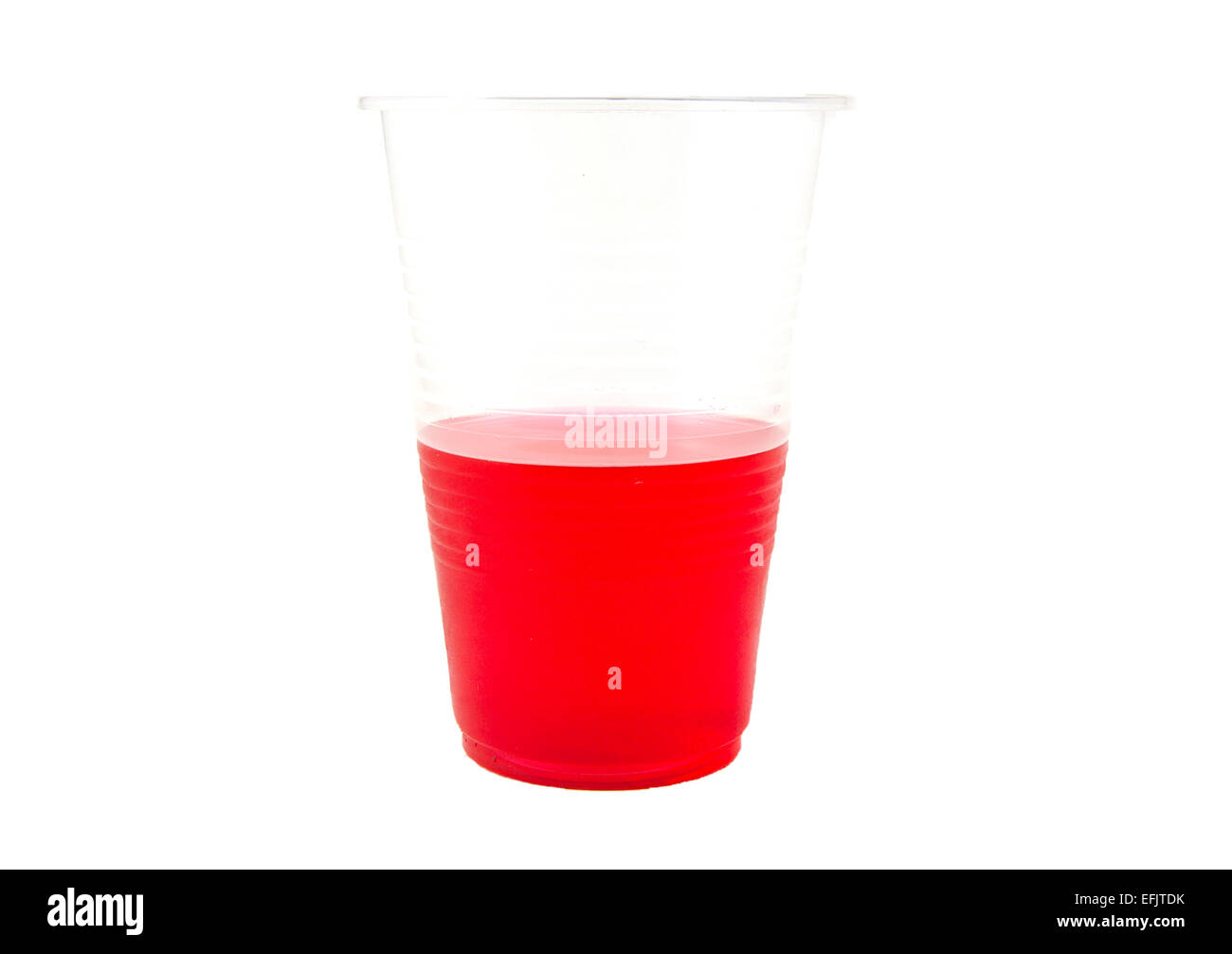 Gelatina roja en un vaso plástico aislado sobre fondo blanco Fotografía de stock -