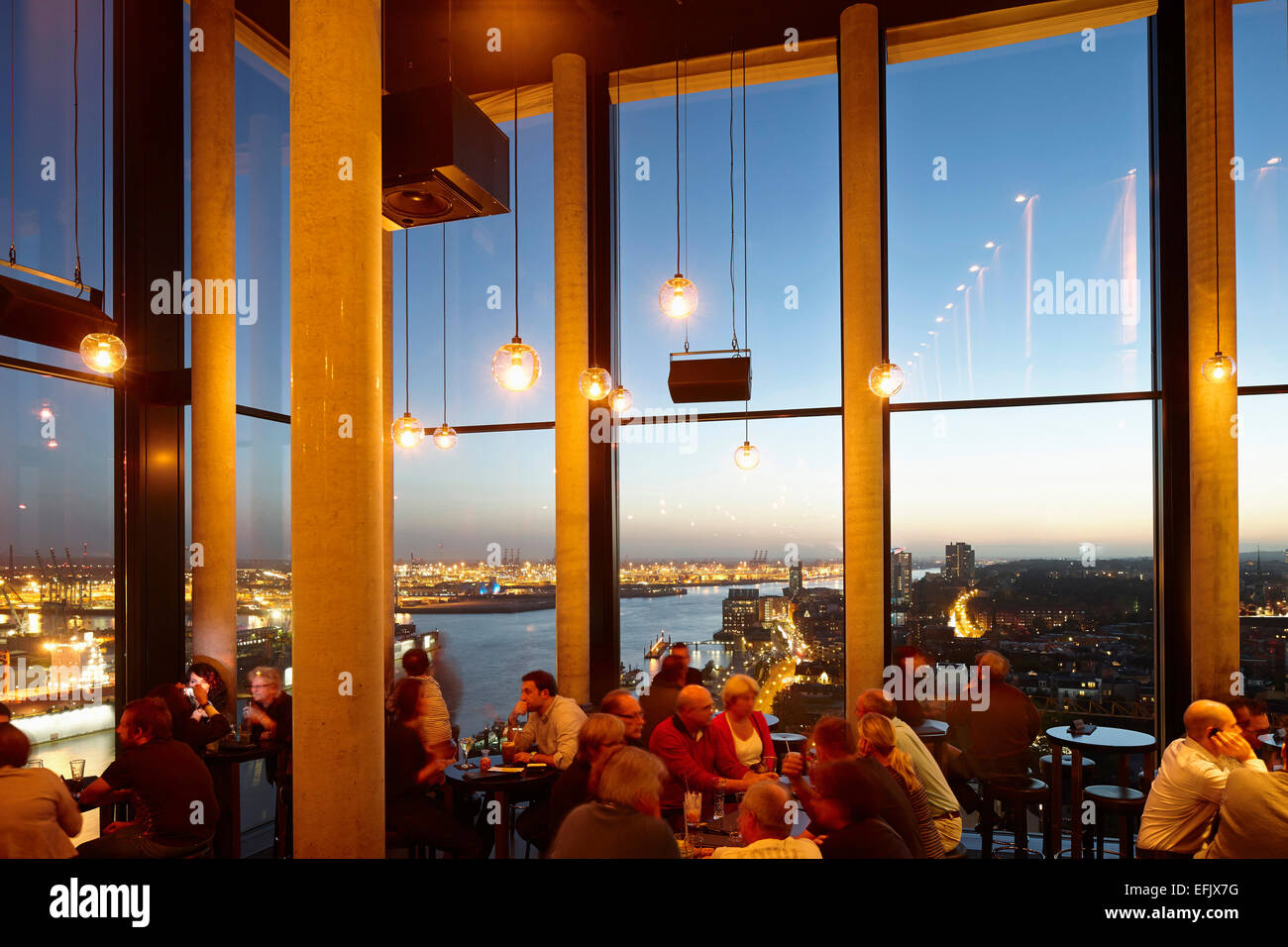 Bar, 20º piso del hotel, St. Pauli, Hamburgo, Alemania. Foto de stock
