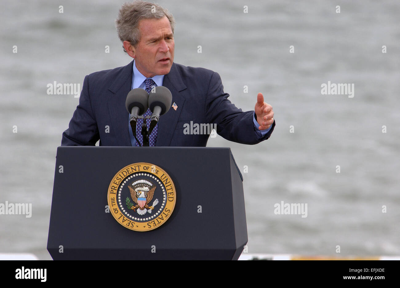 El Presidente de EEUU, George W. Bush a la seguridad nacional y la guerra contra el terrorismo, durante una visita a la Unión Pier 5 de febrero de 2004, en Charleston, Carolina del Sur. Foto de stock