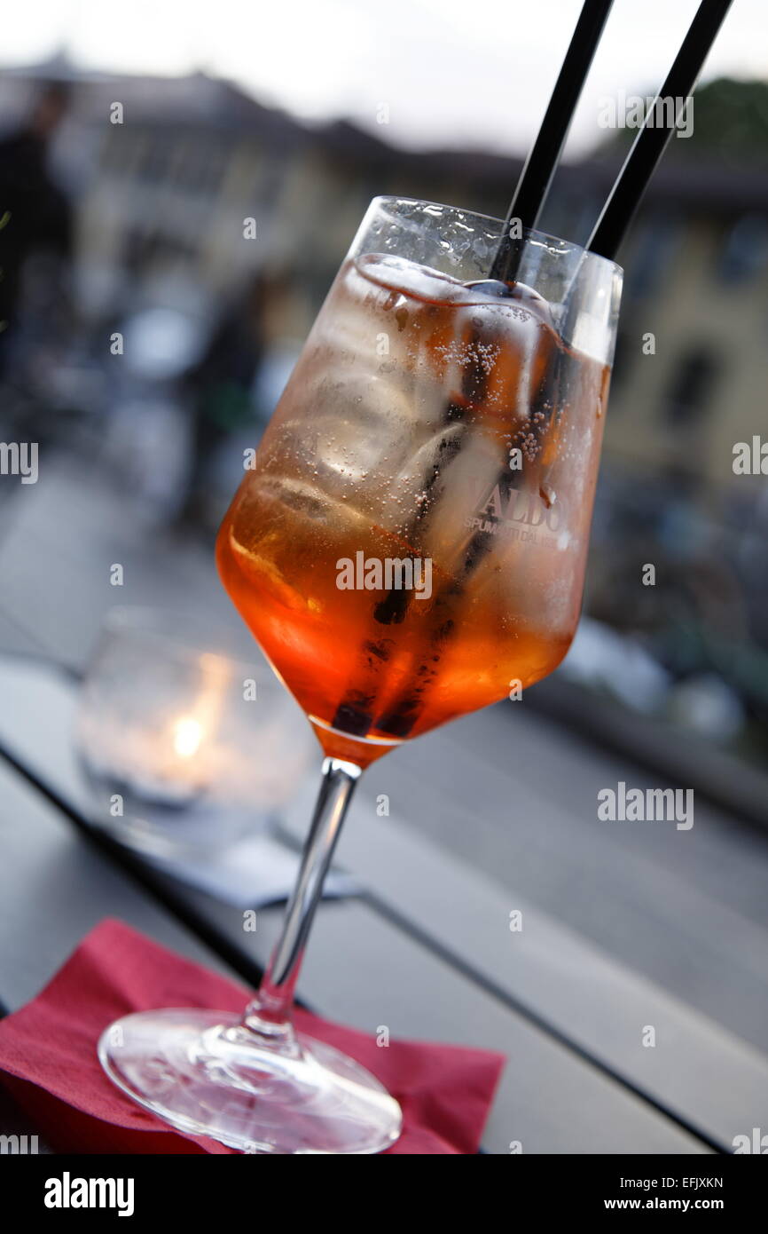 Aperitivo servido en un bar, barrio Navigli de Milán, Lombardía, Italia Foto de stock