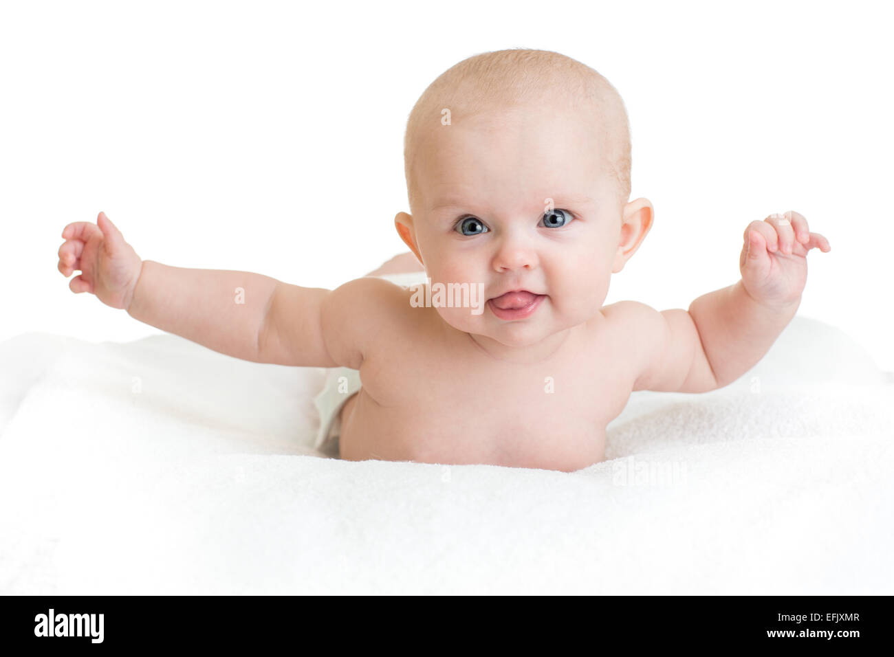 Lindo bebé sano tumbado en la toalla blanca con las manos arriba Foto de stock