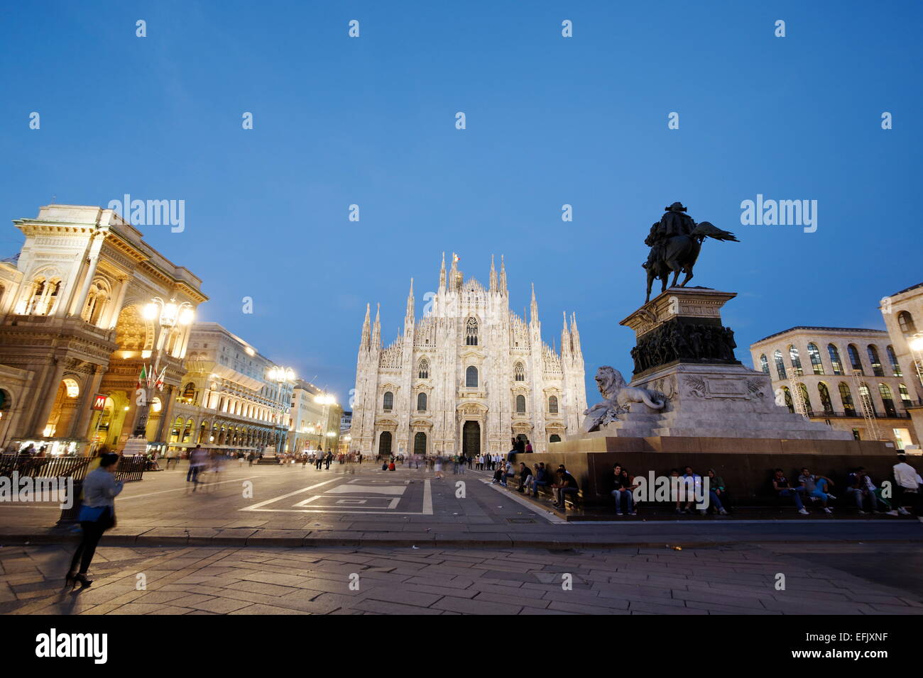 La Piazza del Duomo, con la estatua ecuestre, la catedral de Milán y la Galleria Vittorio Emanuele II, en la noche, Milán, Lombardía, Ital Foto de stock