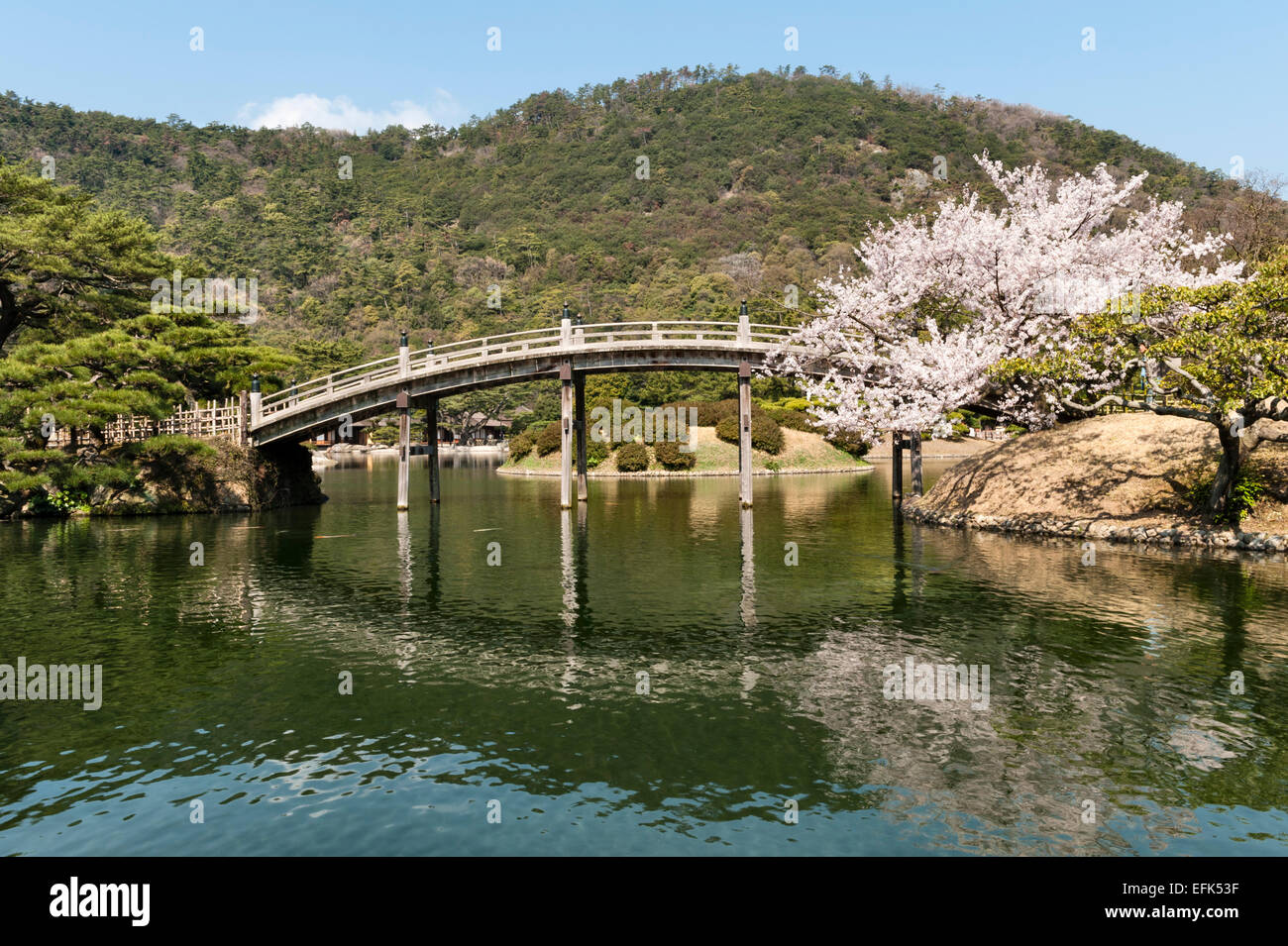 Puente engetsukyo en ritsurin fotografías e imágenes de alta resolución ...