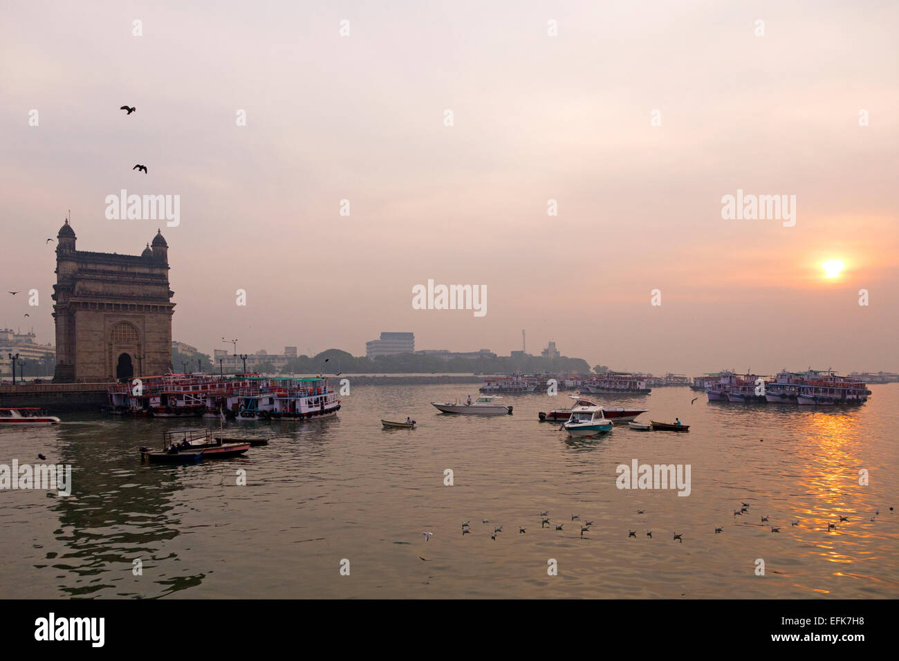 En Maharashtra, India, Mumbai, la puerta de la India en el puerto al amanecer. Foto de stock