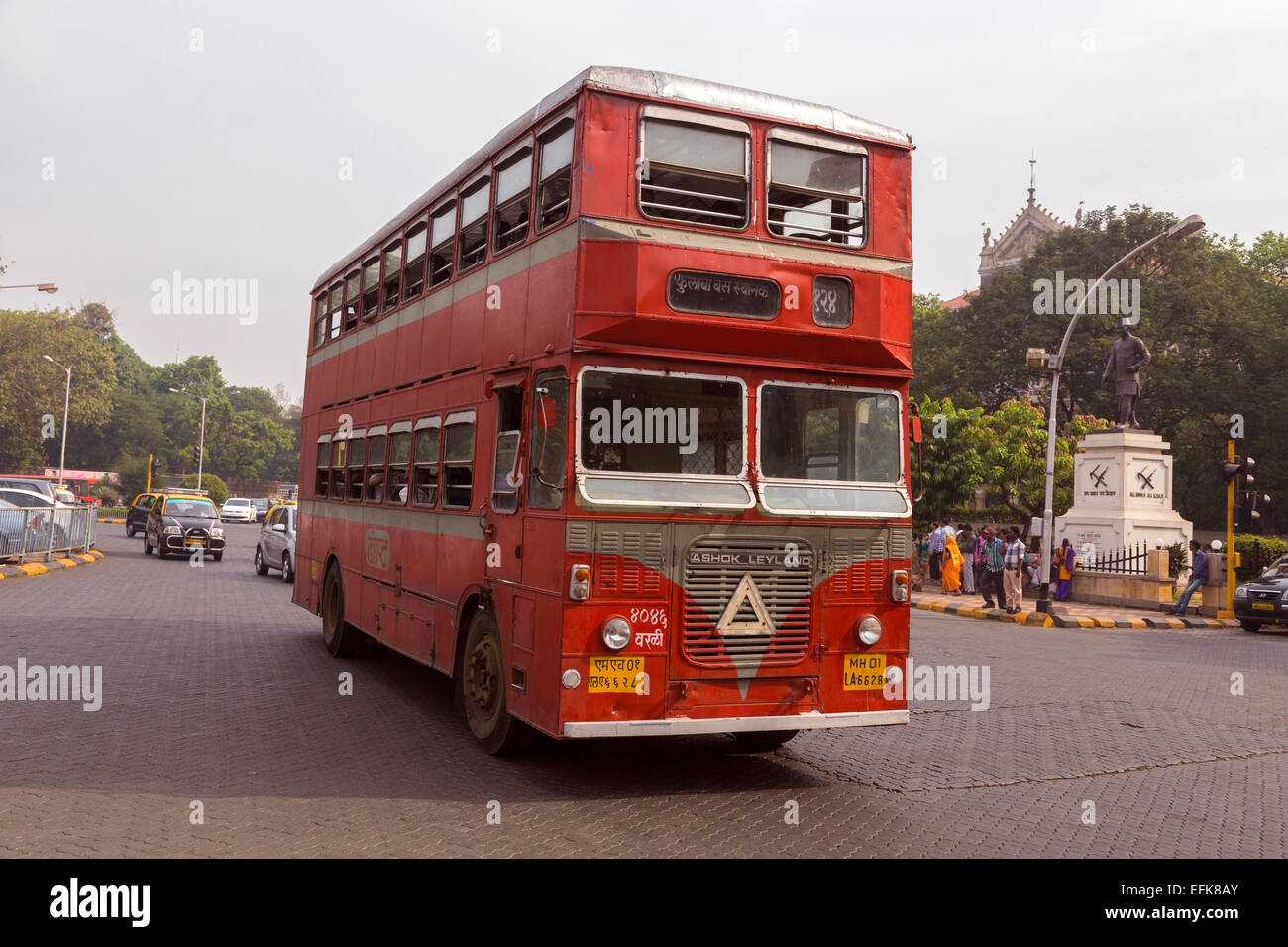 La India, Maharashtra, Mumbai, Colaba, autobuses rojos de dos pisos Foto de stock