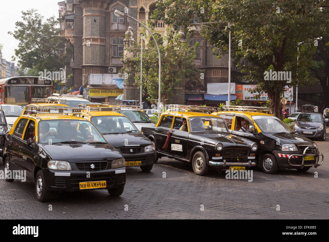 La India, Maharashtra, Mumbai, Colaba, Taxis Foto de stock
