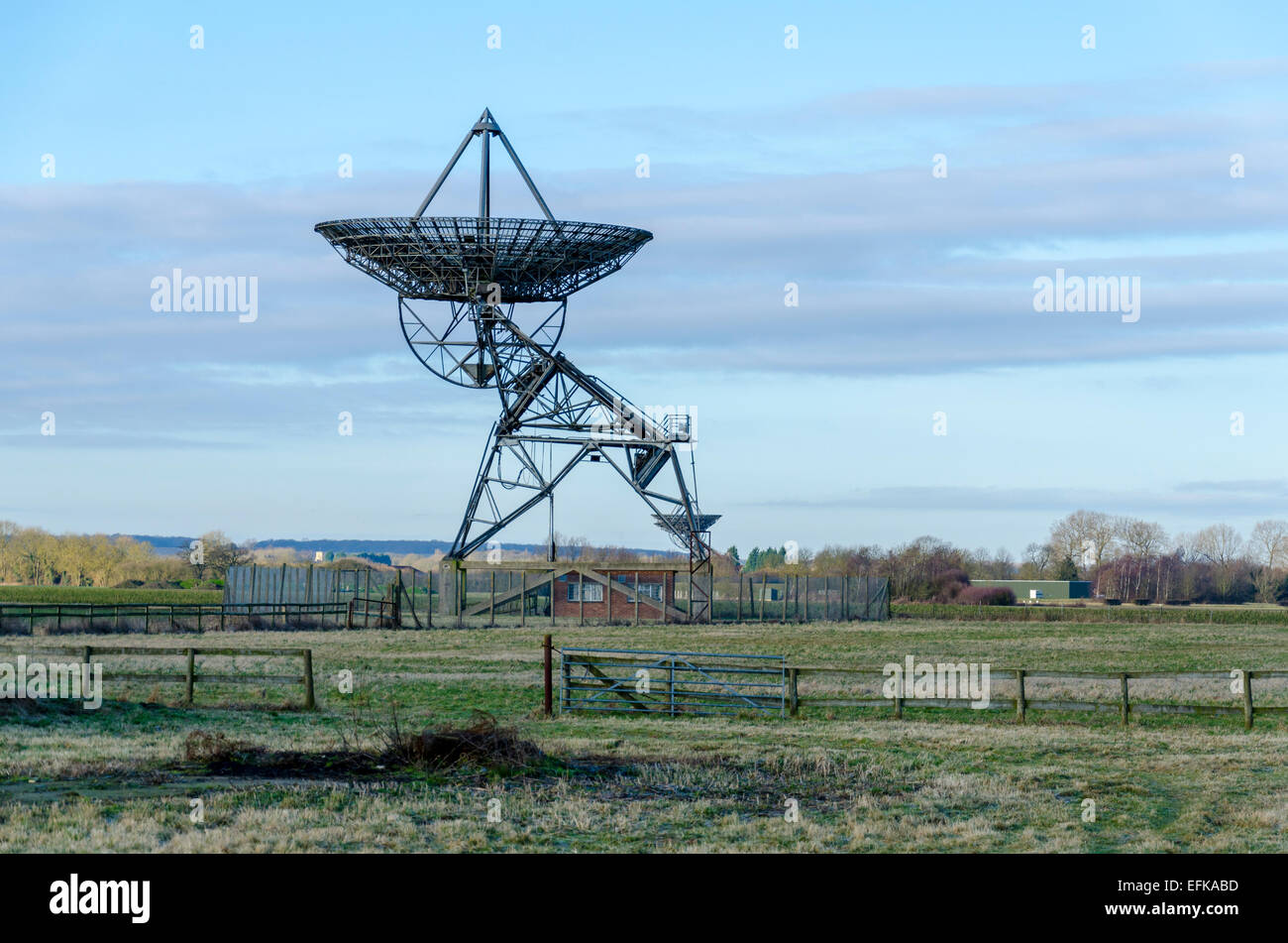 Una antena del telescopio de One-Mile Mullard Radio Astronomy Observatory radio telescopios, Cambridge Foto de stock