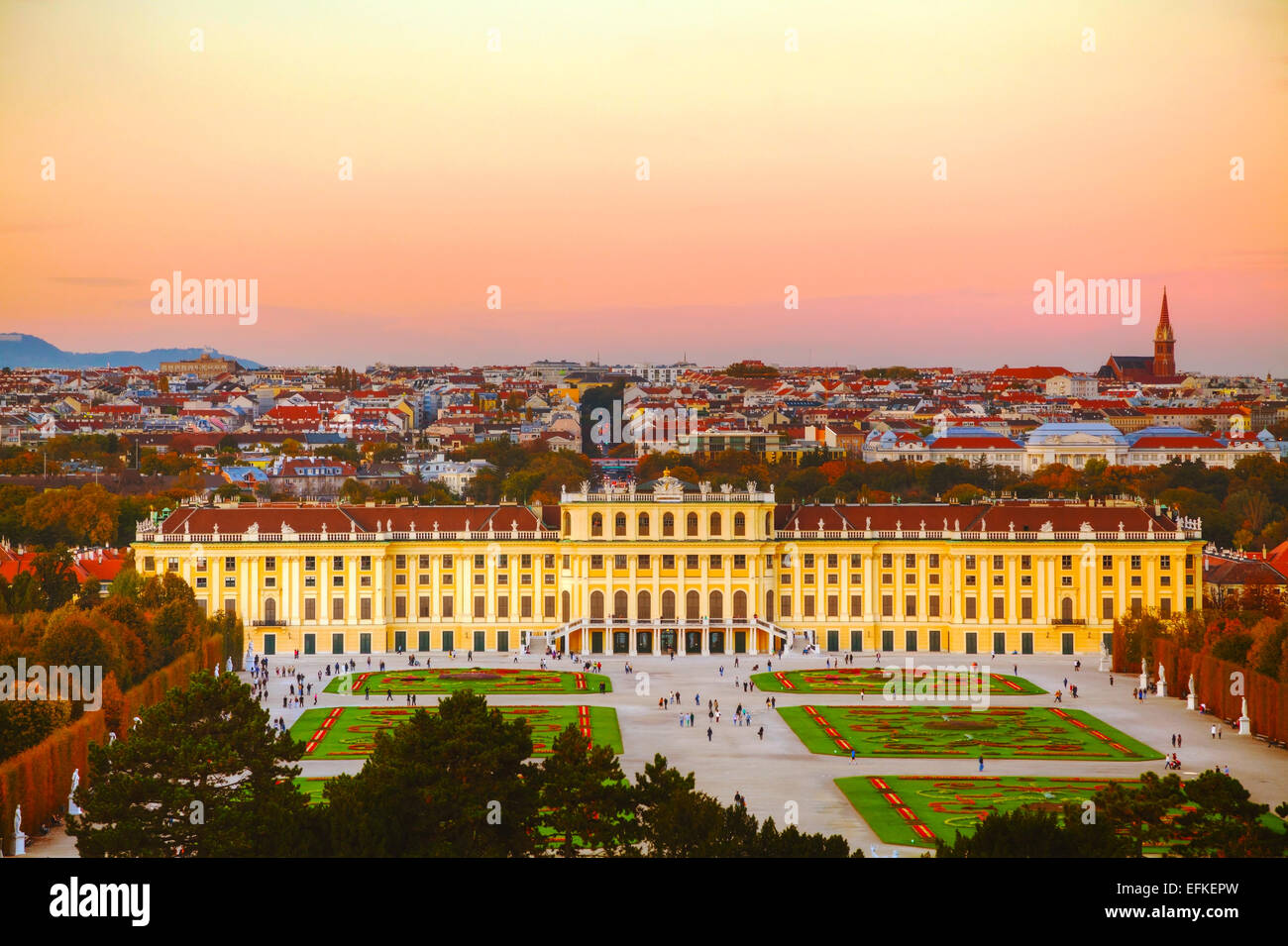 Viena - 19 de octubre: palacio de Schonbrunn al atardecer el 19 de octubre de 2014 en Viena. Foto de stock