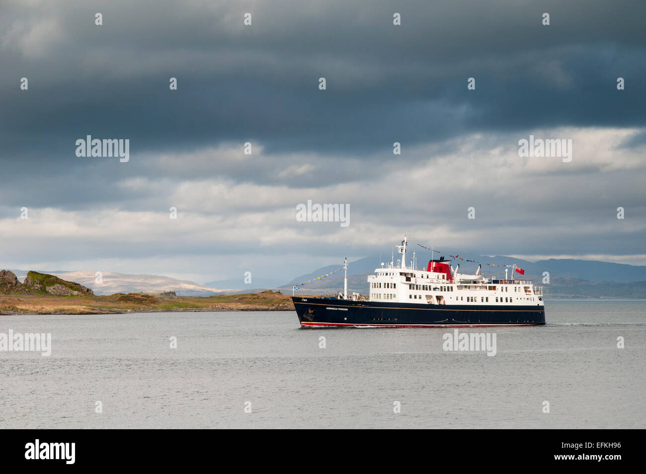 El buque crusie Hebridean Princess vela pasó la Isla de Kerrera en su camino hacia el puerto de Oban, Argyll, Escocia. De mayo. Foto de stock