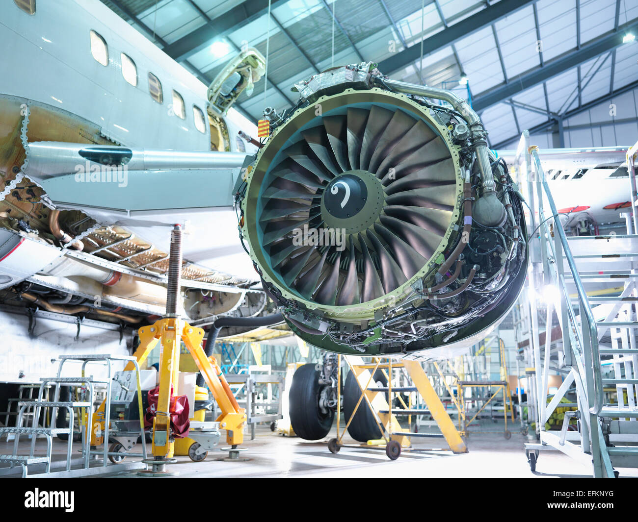 Detalle de motor Jet en fábrica de mantenimiento de aeronaves Foto de stock
