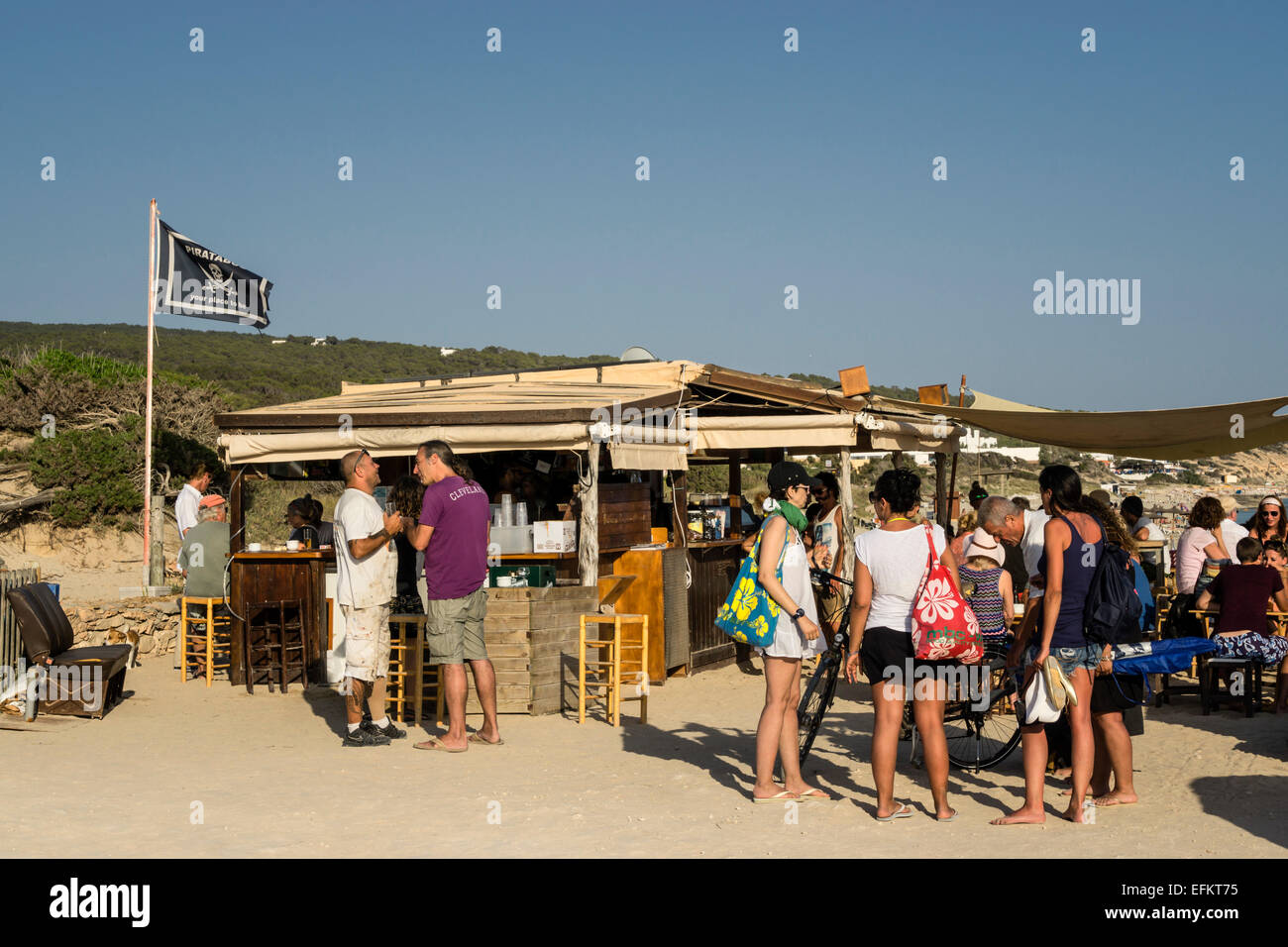 Bus pirata, bar en la playa, Formentera, España Foto de stock