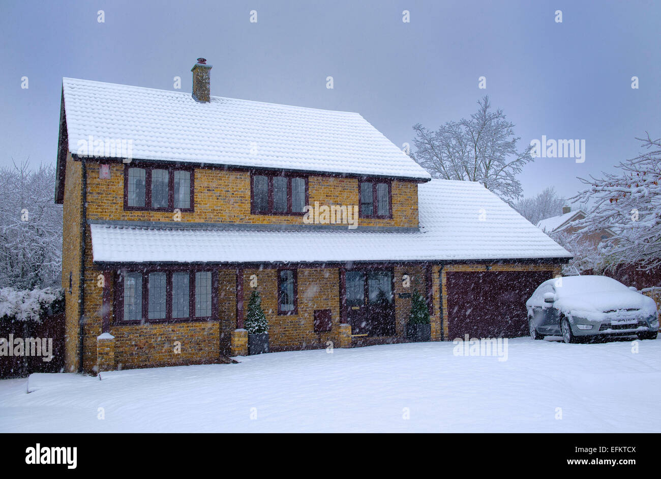 Imagen durante el día de un gran exterior de casa independiente de estilo ejecutivo de 4 5 dormitorios cubierto en la nieve Kent Reino Unido Foto de stock