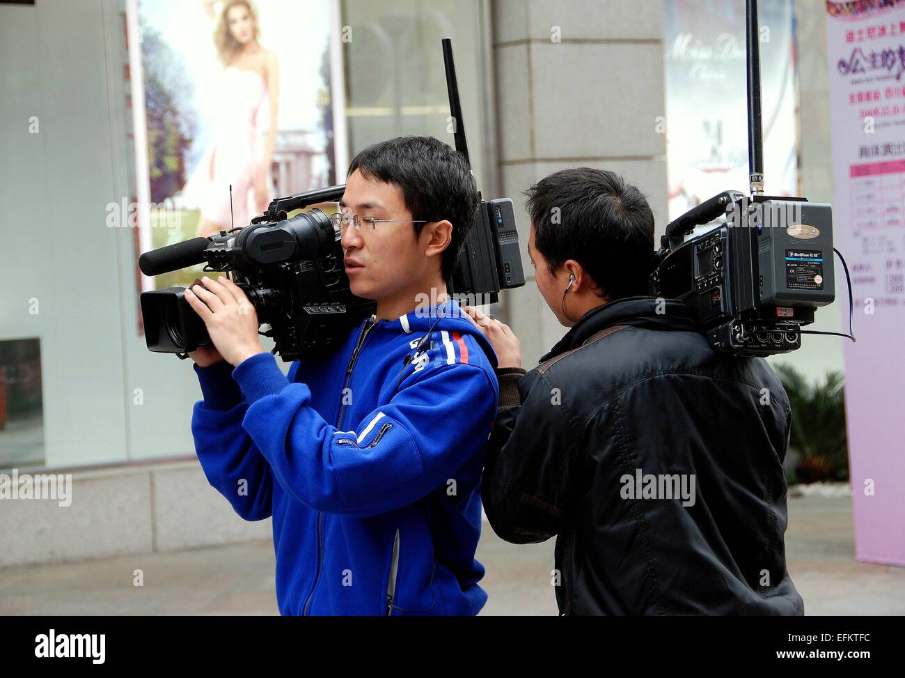 Chengdu, China: equipo de noticias de TV con cámaras de video preparando la  entrevista transeúnte en calle Chun Xi Fotografía de stock - Alamy