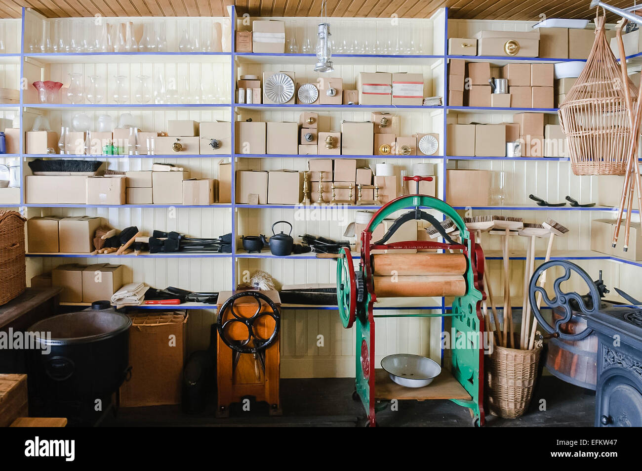 Cajas de enseres domésticos en un antiguo almacén de hardware irlandés Foto de stock