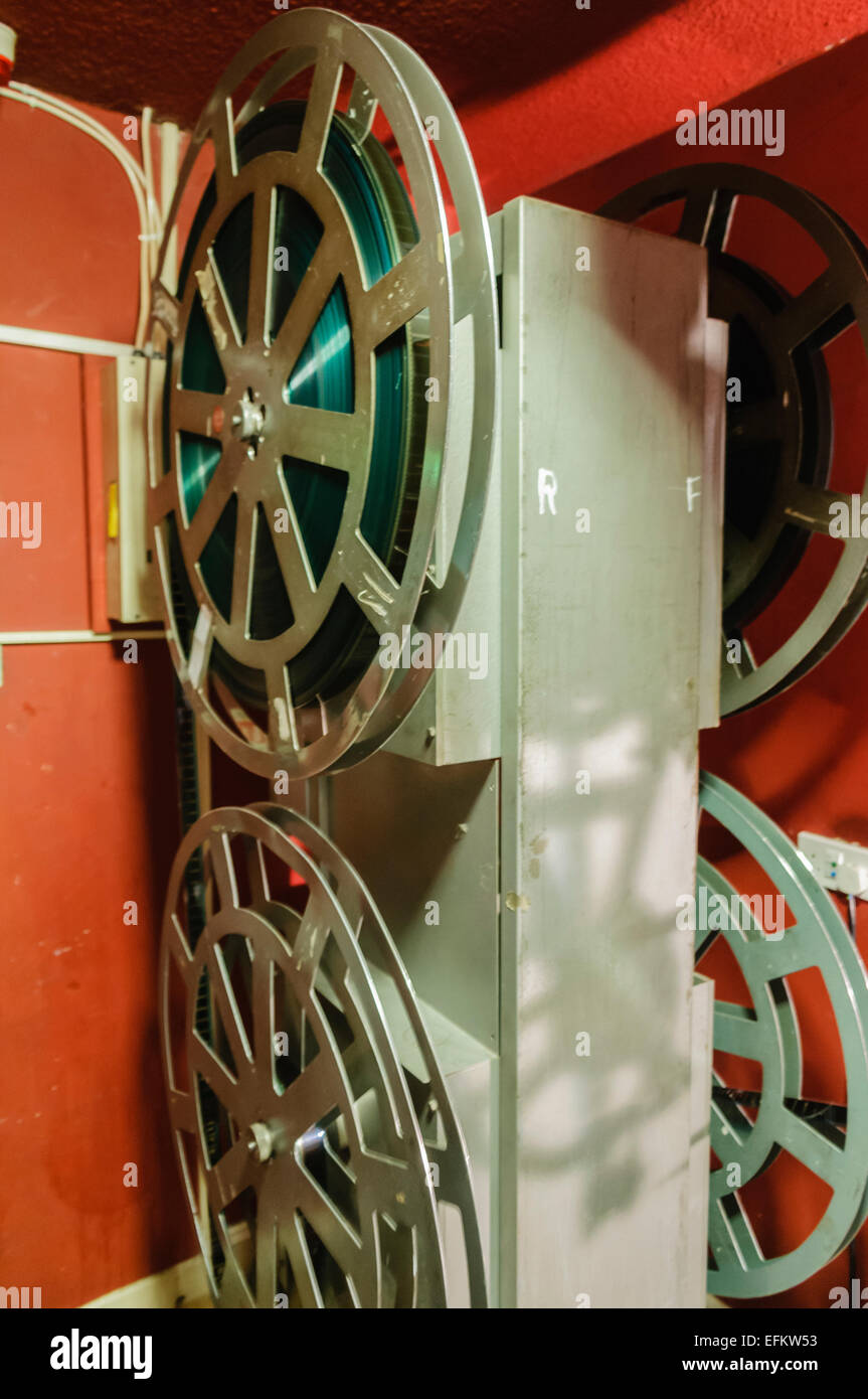 Máquina de edición de película de 35 mm detalle, carrete y tira rodando, el  enfoque selectivo vintage efecto de color Fotografía de stock - Alamy