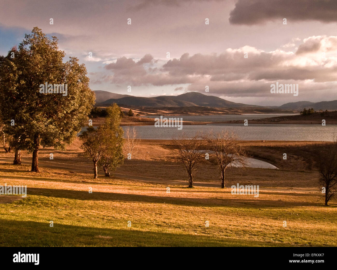 Australia: El Lago Jindabyne, montañas nevadas, NSW, temprano en la mañana Foto de stock