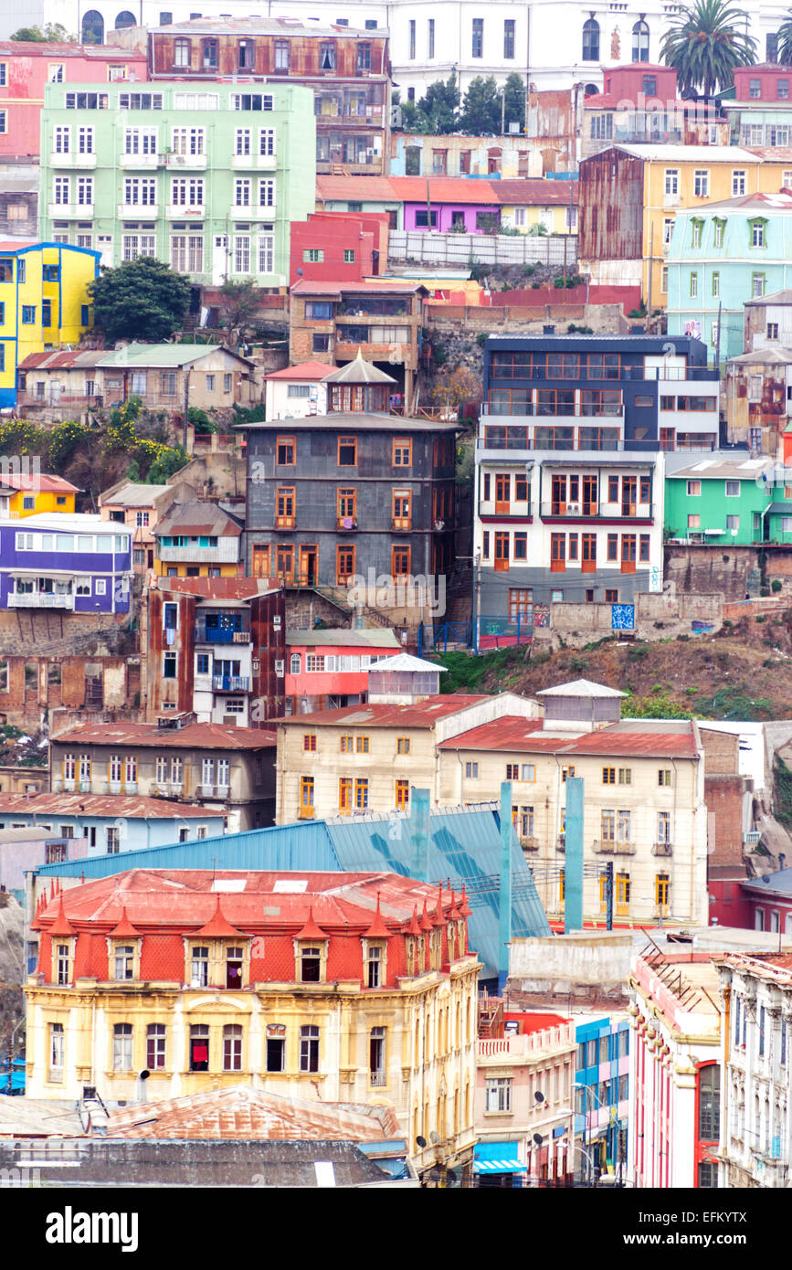 Los coloridos edificios subiendo una colina en Valparaíso, Chile Foto de stock