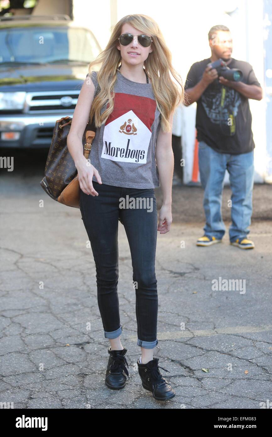 Emma Roberts Sale El Nine Zero One Salon Vistiendo Una Mas Boys Camiseta Sin Mangas Hecho Como Para Que Luzca Como Un Paquete De Cigarrillos Marlboro Presentando Emma Roberts Donde Los Angeles Emma Roberts Sale El Nine Zero One Salon Vistiendo Una Mas Boys Camiseta Sin Mangas Hecho Como Para Que Luzca Como Un Paquete De Cigarrillos Marlboro Presentando Emma Roberts Donde Los Angeles