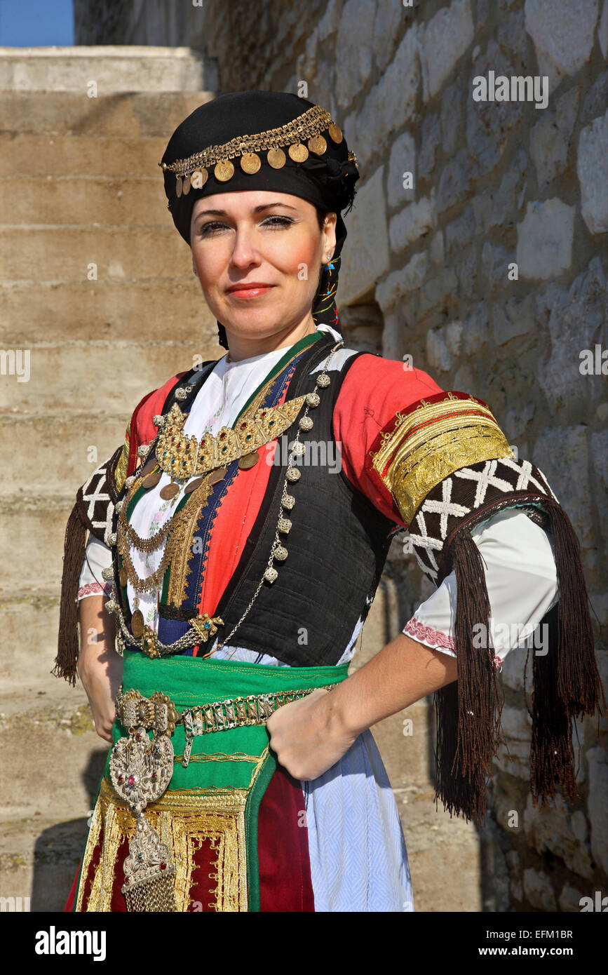 Orgulloso 'Karagouna" (plural "Karagounes Palamas') de la ciudad, ataviados con sus trajes tradicionales. Karditsa, Tesalia, Grecia. Foto de stock