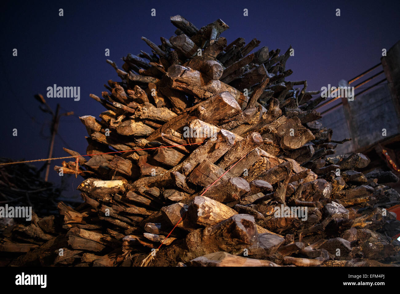 La madera preparada para quemar en cremación hindú en la parte de atrás de la ghat (Manikarnika Ghat) en Varanasi, India. Foto de stock
