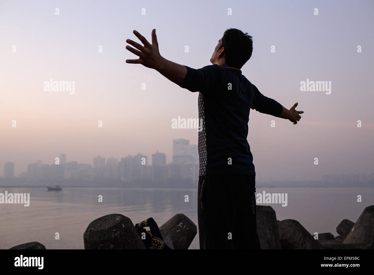 Mañana ejercer en Nariman Point paseo Marine Drive en Mumbai, India. Foto de stock