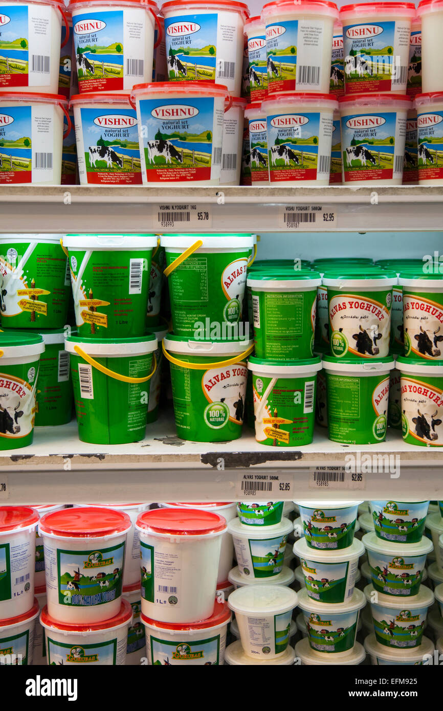 Yogurt en un supermercado, Singapur Foto de stock