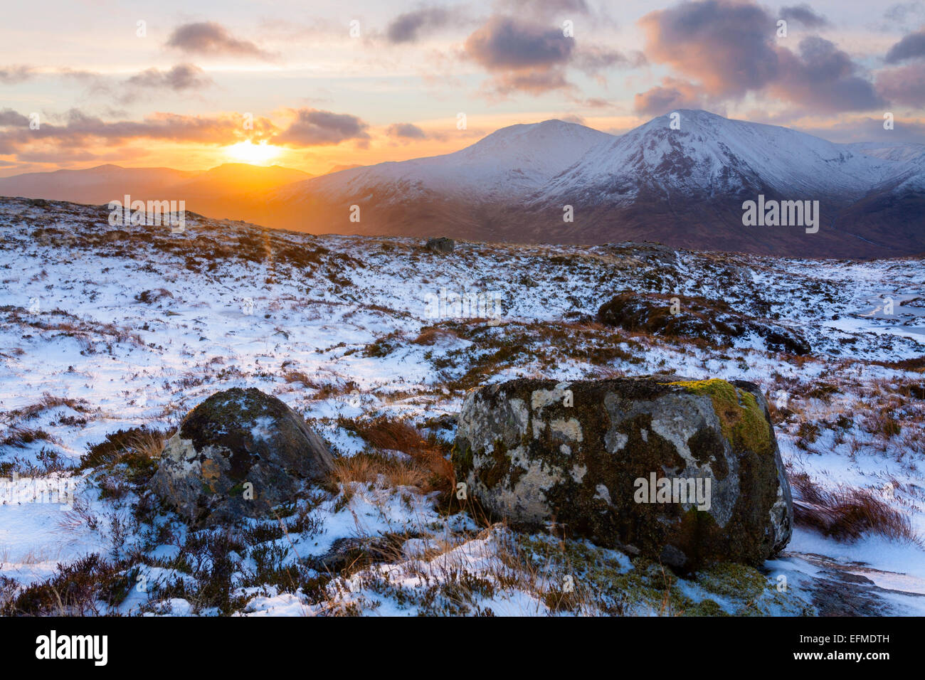 Un amanecer de invierno desde Beinn a'Chrulaiste. Y Meall Creise un'Bhuiridh puede verse en un lindo copo de nieve. Foto de stock