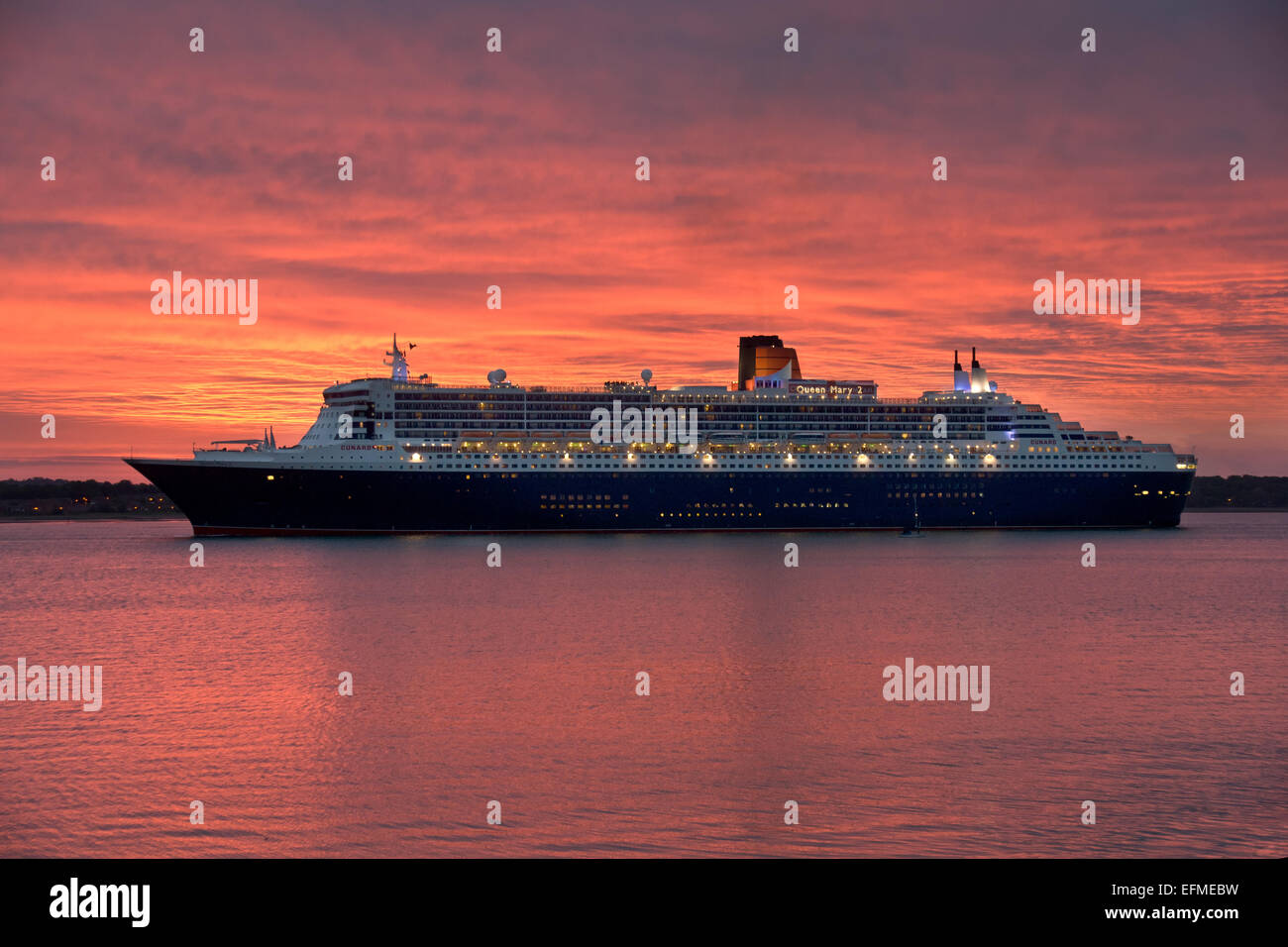 Cunard's Queen Mary 2 navegando hasta Southampton agua al amanecer. Foto de stock