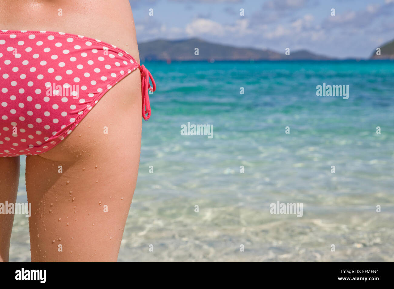Atractiva chica en bikini rojo disfruta de un día perfecto en la playa del  Caribe. Islas Vírgenes de los Estados Unidos Fotografía de stock - Alamy