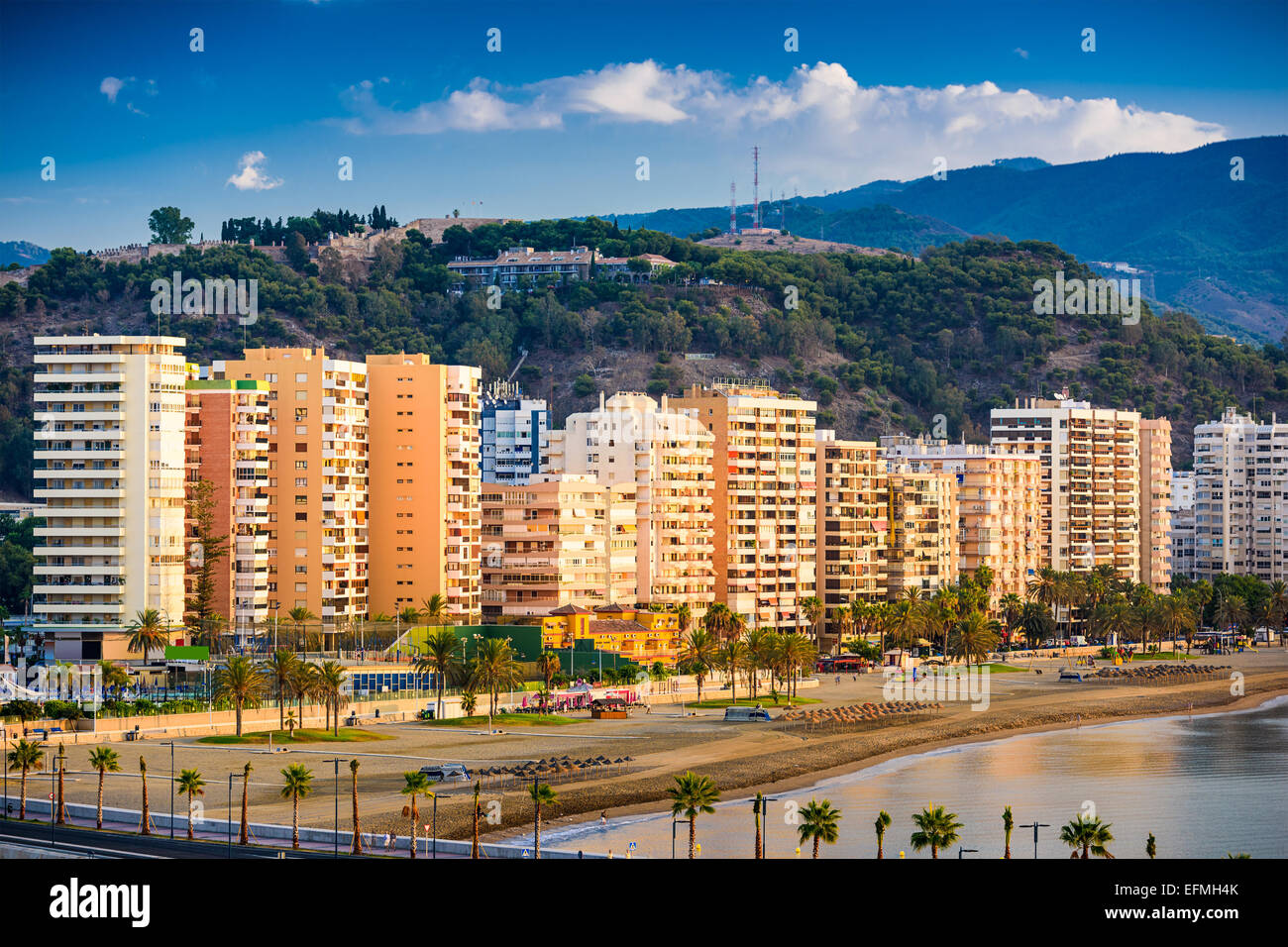 Málaga, España en la playa de La Malagueta a lo largo de la Costa del Sol. Foto de stock