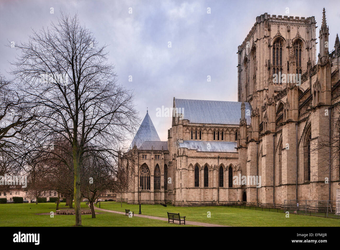 El lado norte de la Catedral de York desde el Dean's Parks, en un tranquilo día de invierno. Foto de stock