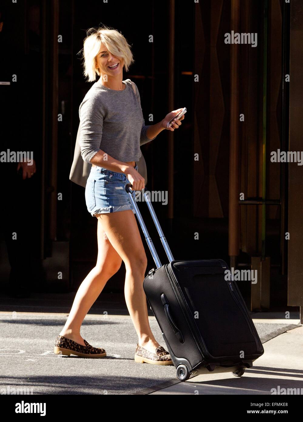 Julianne Hough, vistiendo cortar denim shorts, está de buen humor como ella  saca su maleta fuera de su hotel de Manhattan cuenta con: Julianne Hough  donde: Ciudad de Nueva York, Nueva York,