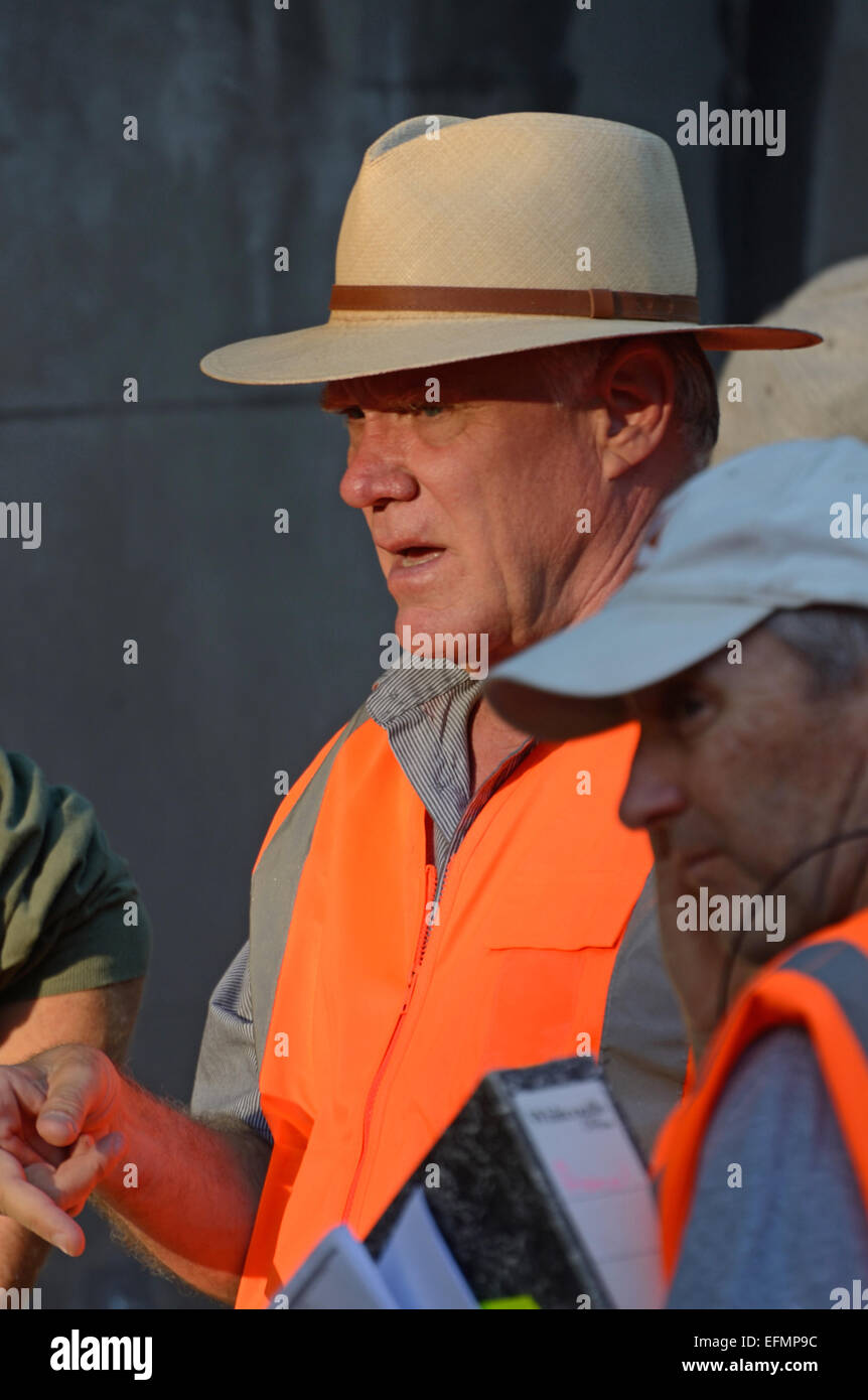 AUCKLAND, Nueva Zelanda, 18 de enero de 2015: Director de cine estadounidense Joe Johnston consultan a su tripulación mientras ordenaba un show televisivo Foto de stock