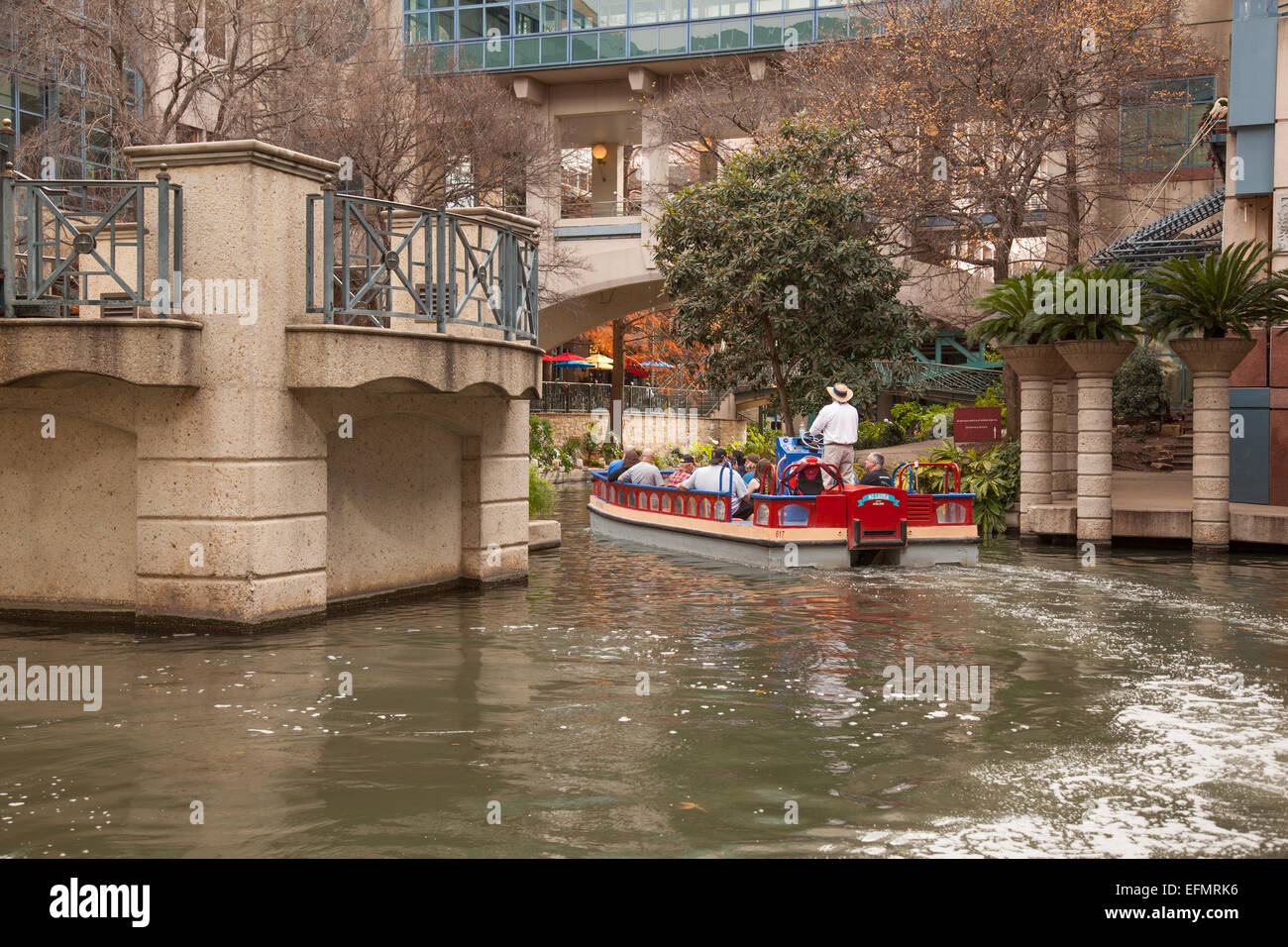 Paseo en barco a través del San Antonio River Walk. Foto de stock