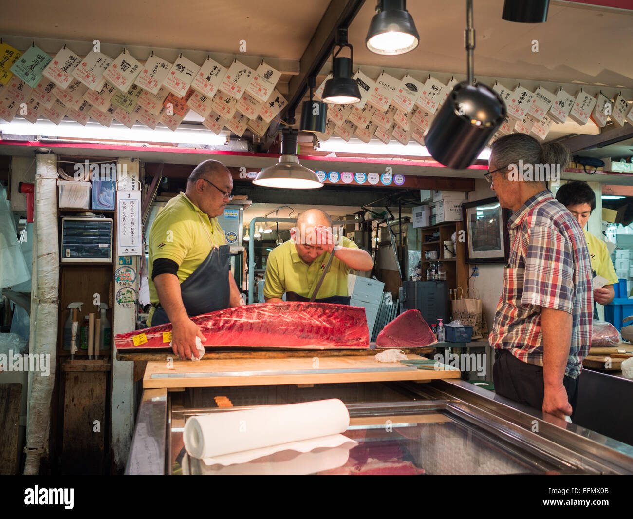 Cortar rodajas de atún para el cliente en el mercado Tsukiji Foto de stock
